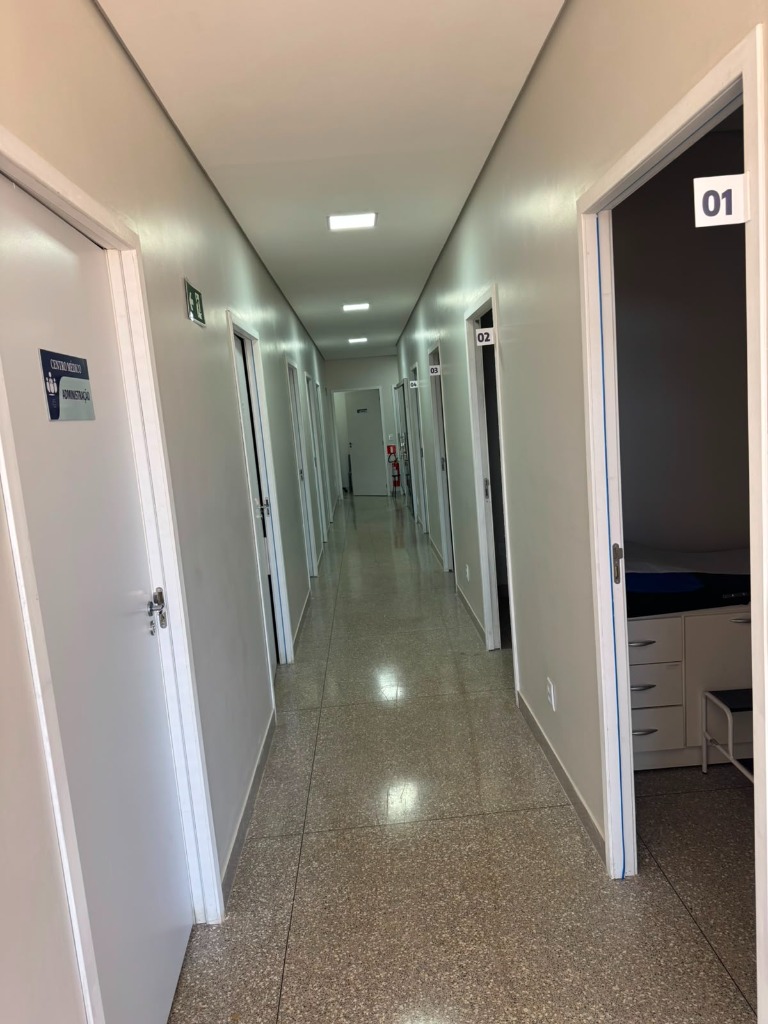 Estrutura Multidisciplinar e Corredor de Consultórios da Clínica Nobre Centro Médico